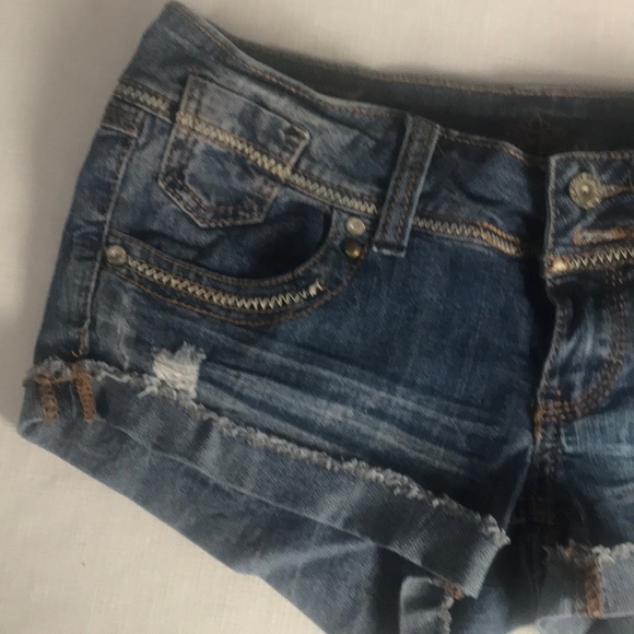 Almost Famous Denim Distressed Raw Hem Stretch Jeans Shorts Women’s Size 7 - Picture 2 of 5